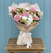 Букет цветов из:  Гвоздики, Орхидеи и Розы в Ромоданово