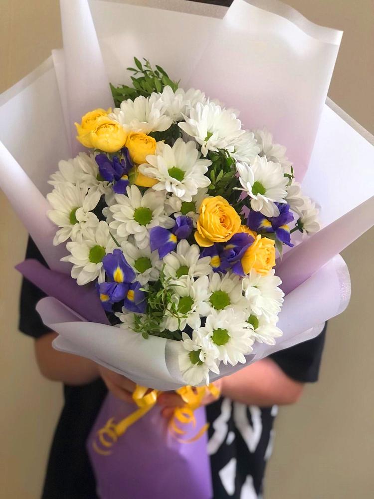 Букет цветов из: Ирисы, Хризантемы и Розы в Ромоданово