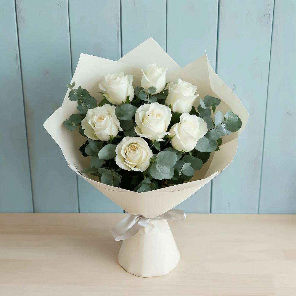 Букет Белые розы в Эвкалипте в Ромоданово