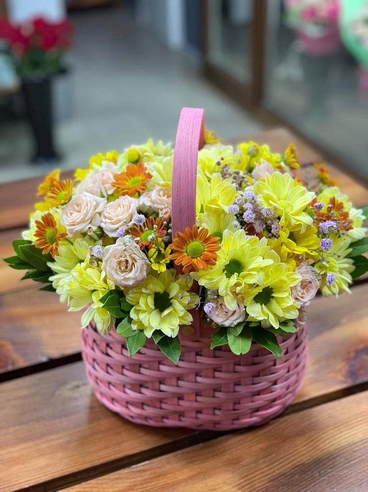 Цветочная композиция из Хризантемы и Розы в корзине в Ромоданово