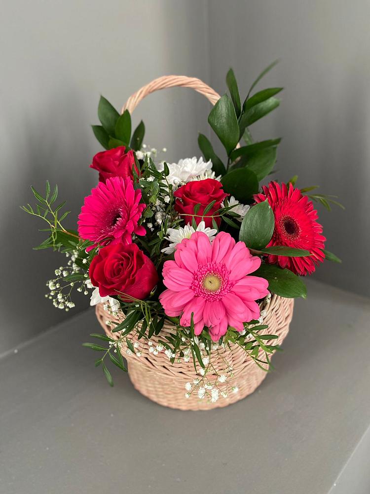 Цветочная композиция из Розы, Хризантемы и Герберы в корзине в Ромоданово
